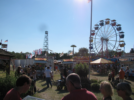 Picture of fairgrounds with Tower and rides